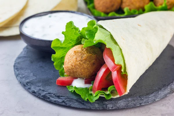 Kichererbsen Falafel Bällchen Mit Gemüse Und Soße Brötchenzubereitung Waagerecht Kopierraum — Stockfoto