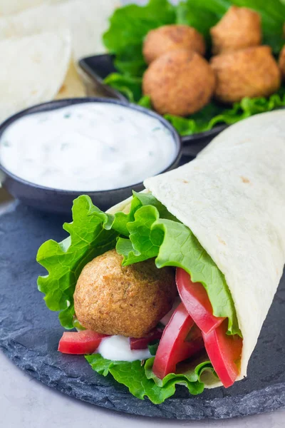 Balles Falafel Pois Chiche Avec Légumes Sauce Préparation Sandwich Rouleau — Photo