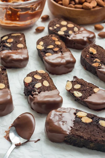 Biscoitos Caseiros Chocolate Escuro Com Amêndoas Cobertos Com Chocolate Derretido — Fotografia de Stock