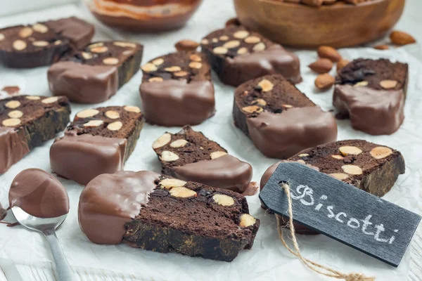 Biscoitos Caseiros Chocolate Escuro Com Amêndoas Cobertos Com Chocolate Derretido — Fotografia de Stock