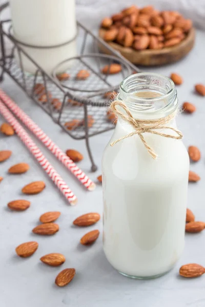 Αμυγδαλωτό Γάλα Γυάλινες Φιάλες Αμύγδαλα Στο Φόντο Κατακόρυφα — Φωτογραφία Αρχείου