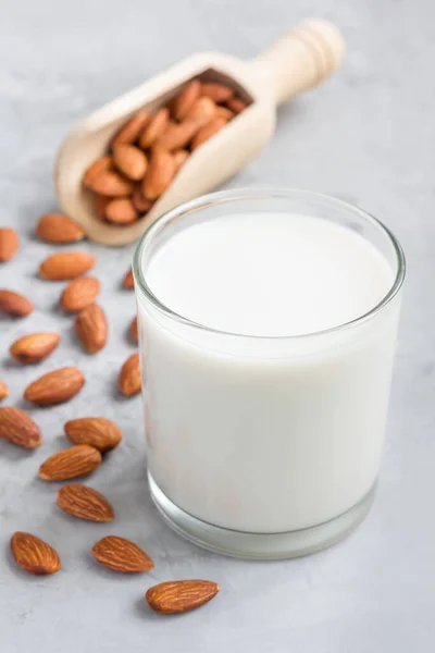 Leche Almendras Vaso Con Almendras Sobre Fondo Vertical — Foto de Stock