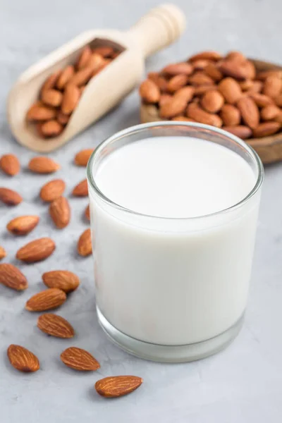 Leche Almendras Vaso Con Almendras Sobre Fondo Vertical — Foto de Stock