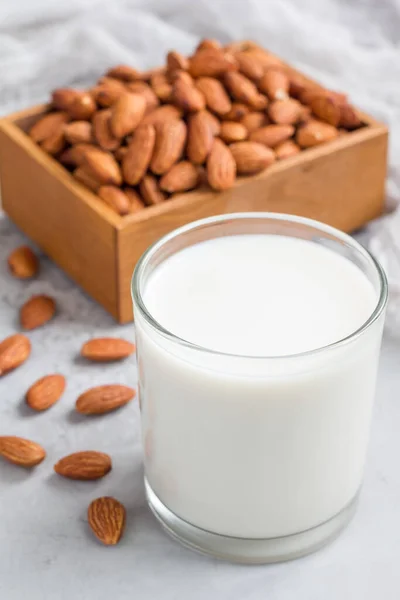 Leche Almendras Vaso Con Almendras Sobre Fondo Vertical — Foto de Stock