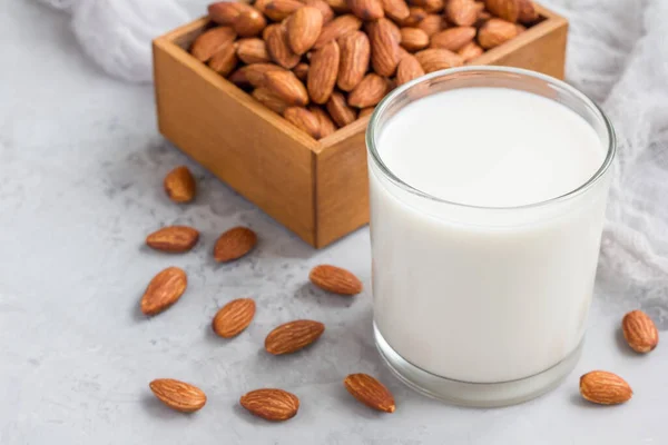 Mandelmilch Glas Mit Mandeln Auf Hintergrund Waagerecht Kopierraum — Stockfoto