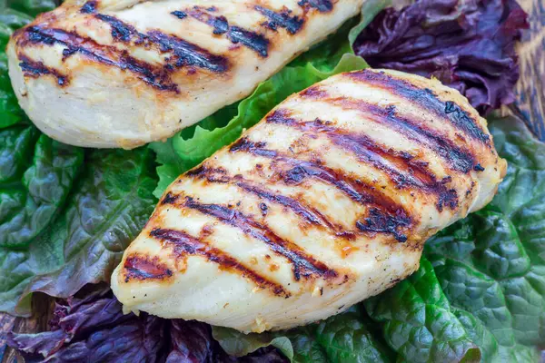 Pechuga Pollo Parrilla Adobo Cítricos Hojas Ensalada Tabla Cortar Madera — Foto de Stock