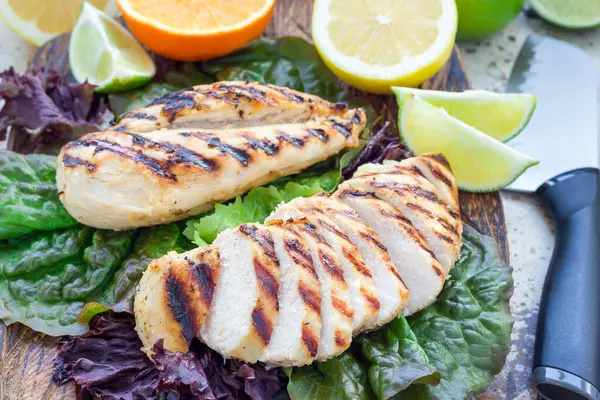 Peito Frango Grelhado Escabeche Cítrico Folhas Salada Tábua Corte Madeira — Fotografia de Stock