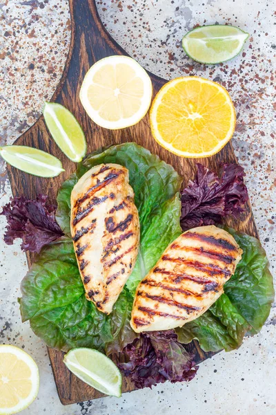 Peito Frango Grelhado Escabeche Cítrico Folhas Salada Tábua Corte Madeira — Fotografia de Stock