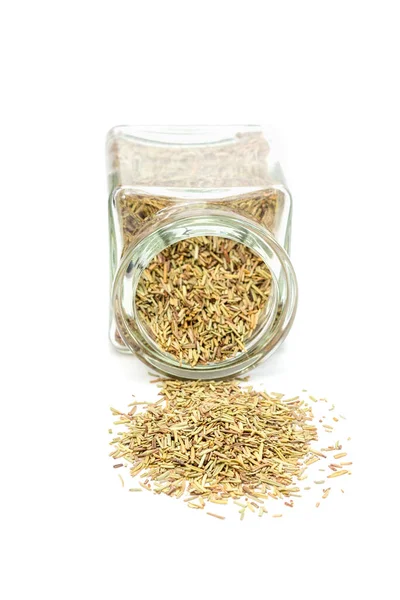 Cam kavanozda kuru biberiye çayı, beyaz üzerine izole edilmiş.