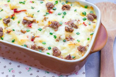 Patatesli yumurta güveci, sosis ve biber, fırın kabında, yatay