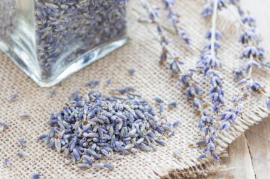 Cam jag ve ahşap zemin üzerinde kuru lavanta çayı, yatay