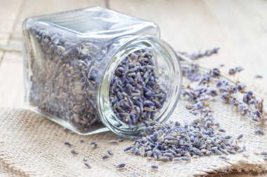 Cam jag ve ahşap zemin üzerinde kuru lavanta çayı, yatay