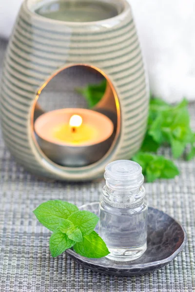 Aceite Esencial Menta Vidrio Sobre Estera Gris Con Fondo Spa —  Fotos de Stock