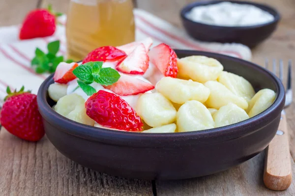 Traditional Russian Ukrainian Cottage Cheese Lazy Dumplings Served Yogurt Honey — Stock Photo, Image