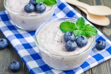 Krem peynir ve yaban mersini kreması, cam, yatay