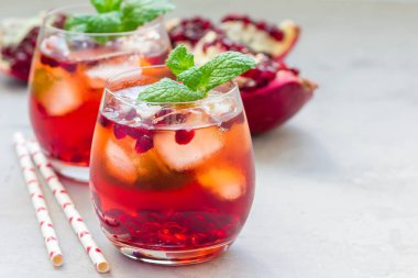 Nar, nane, limon suyu ve buzlu mojito kokteyli bardakta, yatay, kopyalama alanı