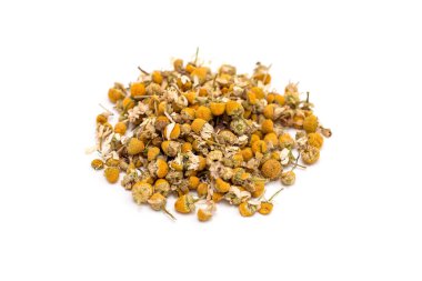 Beyaz arka planda izole edilmiş bir yığın kuru papatya çayı.