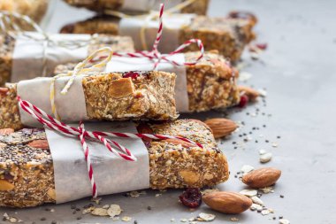 Ev yapımı tahıl gevreği. İncir, yulaf ezmesi, badem, kızılcık, kiraz ve ayçiçeği tohumlu. Sağlıklı atıştırmalıklar.