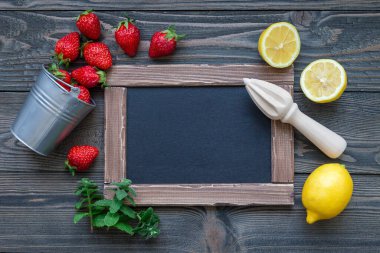Ev yapımı çilekli limonata için malzemeler ahşap masa, tebeşir tahtası, üst görünüm, kopyalama alanı