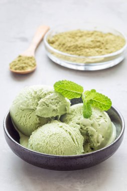 Siyah kasede kibrit yeşil çay topları, dikey.