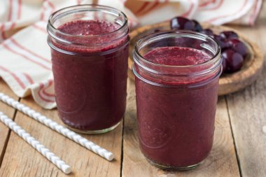 Kiraz, badem sütü ve kakaolu siyah orman içeceği, yatay.