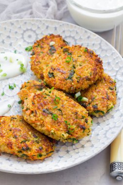Vejetaryen kinoası, havuç, kişniş ve yeşil soğanlı börek tabakta yoğurt, dikey