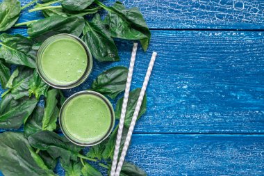 Ispanak, ananas, muz ve yoğurtlu detoks yeşil smoothie, yatay, üst görünüm, kopyalama alanı