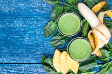 Ispanak, ananas, muz ve yoğurtlu detoks yeşil smoothie, yatay, üst görünüm, kopyalama alanı