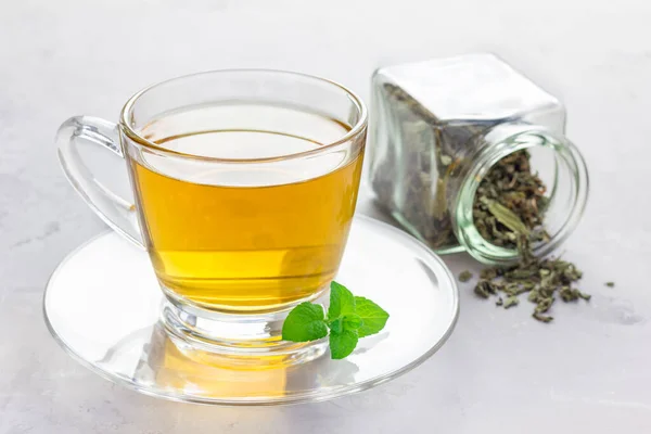 Tisana Alla Menta Una Tazza Vetro Con Menta Piperita Fresca — Foto Stock