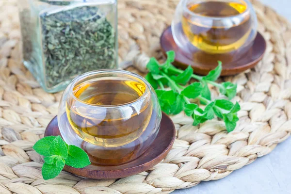 Sana Tisana Alla Menta Tazza Vetro Orientale Con Menta Piperita — Foto Stock