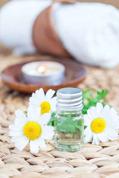 Aceite Esencial Manzanilla Vidrio Sobre Estera Tejida Con Fondo Spa —  Fotos de Stock