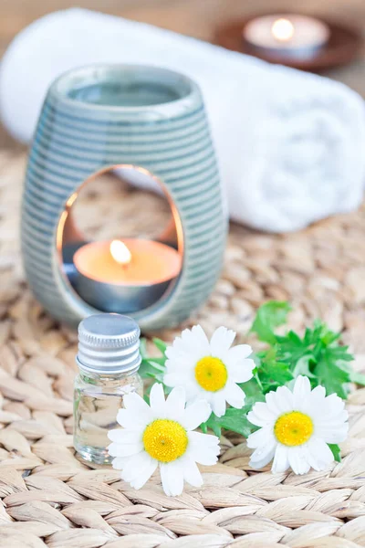 Aceite Esencial Manzanilla Vidrio Sobre Estera Tejida Con Fondo Spa —  Fotos de Stock