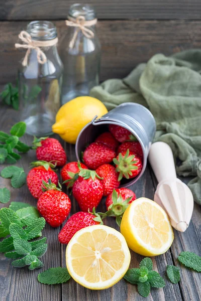 Ingrédients Pour Limonade Aux Fraises Maison Sur Table Bois Verticale — Photo