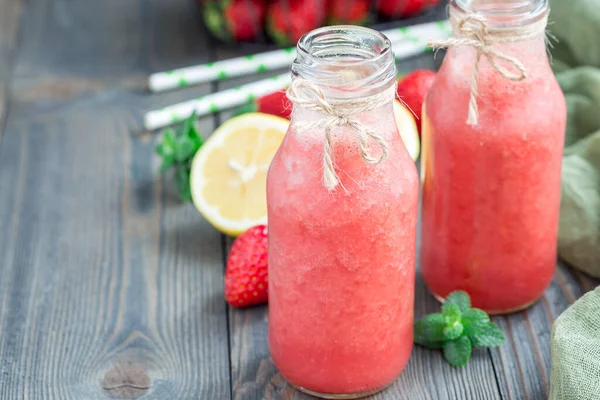 Limonada Casera Mezclada Con Fresa Fresca Limón Hielo Menta Botella — Foto de Stock