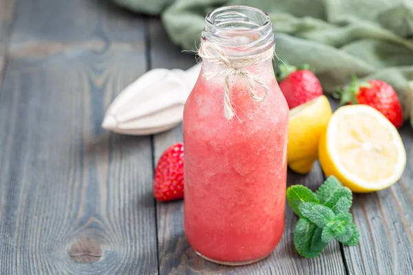 Limonada Casera Mezclada Con Fresa Fresca Limón Hielo Menta Botella — Foto de Stock