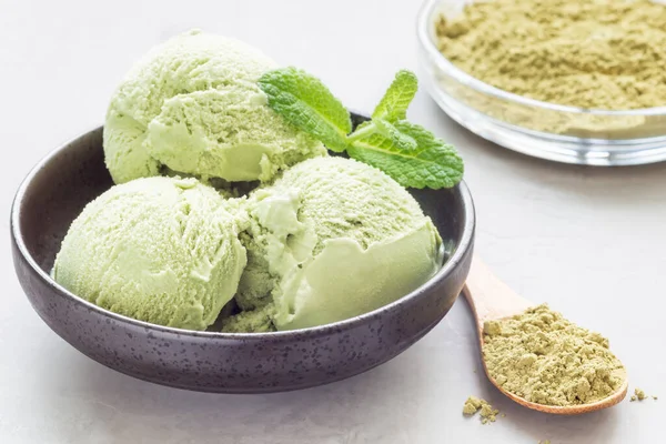 Matcha Bolitas Helado Verde Tazón Negro Horizontal — Foto de Stock