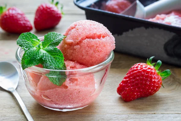 Sorbetto Fragole Fatto Casa Vetro Tavolo Legno — Foto Stock