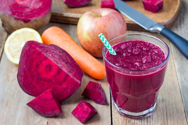 Batido Saludable Remolacha Zanahoria Manzana Jugo Limón Vaso Sobre Mesa —  Fotos de Stock