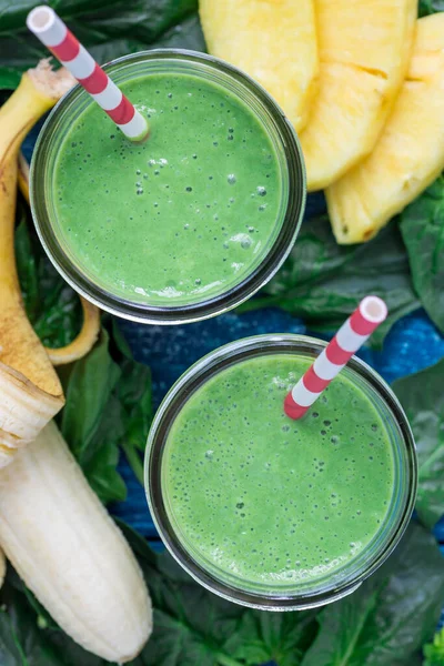 Ispanak Ananas Muz Yoğurtlu Detoks Yeşil Smoothie Dikey Üst Görünüm — Stok fotoğraf