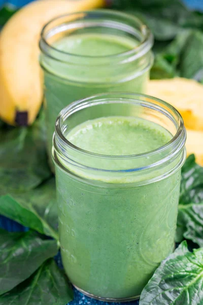 Detox Green Smoothie Σπανάκι Ανανά Μπανάνα Και Γιαούρτι Κάθετα — Φωτογραφία Αρχείου