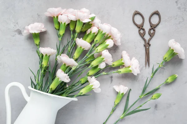 Pequeñas Flores Clavel Rosadas Tiernas Jarrón Esmalte Sobre Hormigón Gris — Foto de Stock