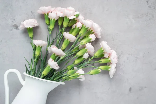 Pequeñas Flores Clavel Rosadas Tiernas Jarrón Esmalte Sobre Hormigón Gris — Foto de Stock