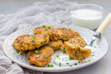 Vejetaryen kinoası, havuç, kişniş ve yeşil soğanlı börek tabakta yoğurt, yatay, kopyalama alanı.