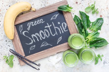 Vanilya, nane, ıspanak ve hindistan cevizi sütü detoks yeşil smoothie cam, yatay, üst görünüm