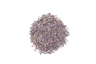 Beyaz arka planda izole edilmiş, kuru lavanta çayı yığını.