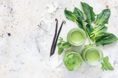 Vanilya, nane, ıspanak ve hindistan cevizi sütü detoks yeşil smoothie cam, yatay, üst görünüm, kopyalama alanı