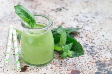 Vanilya, nane, ıspanak ve hindistan cevizi sütü detoks yeşil smoothie cam, yatay, kopyalama alanı