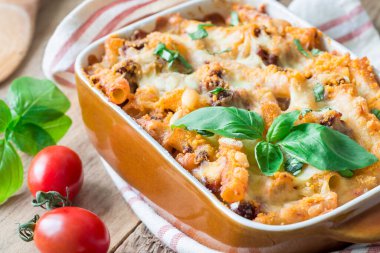 Fırın kabında bolonez, kıymalı makarna güveci, domates sosu ve peynir, yatay