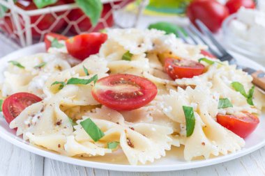 Kravatlı makarna, peynirli makarna, vişneli domates, hardal ve fesleğen, yatay