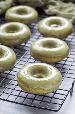 Taze pişmiş kibrit muzlu çörekler. Soğutma rafında matcha narenciye jöleli, dikey.